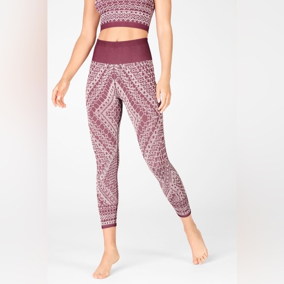 *NWT* Fabletics High-Waisted Seamless Lace Capri - Picture 7 of 7